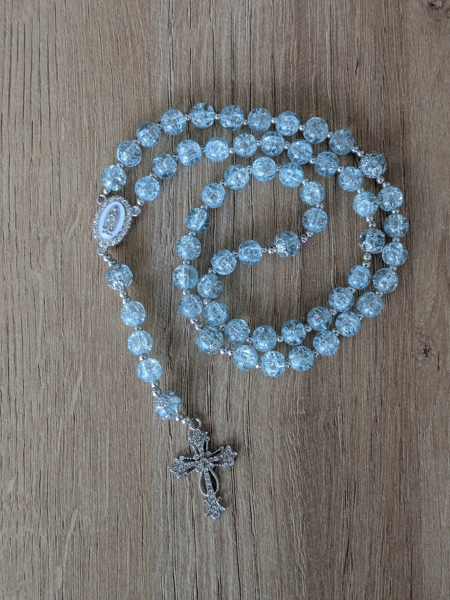 Chapelet en verre bleu ciel