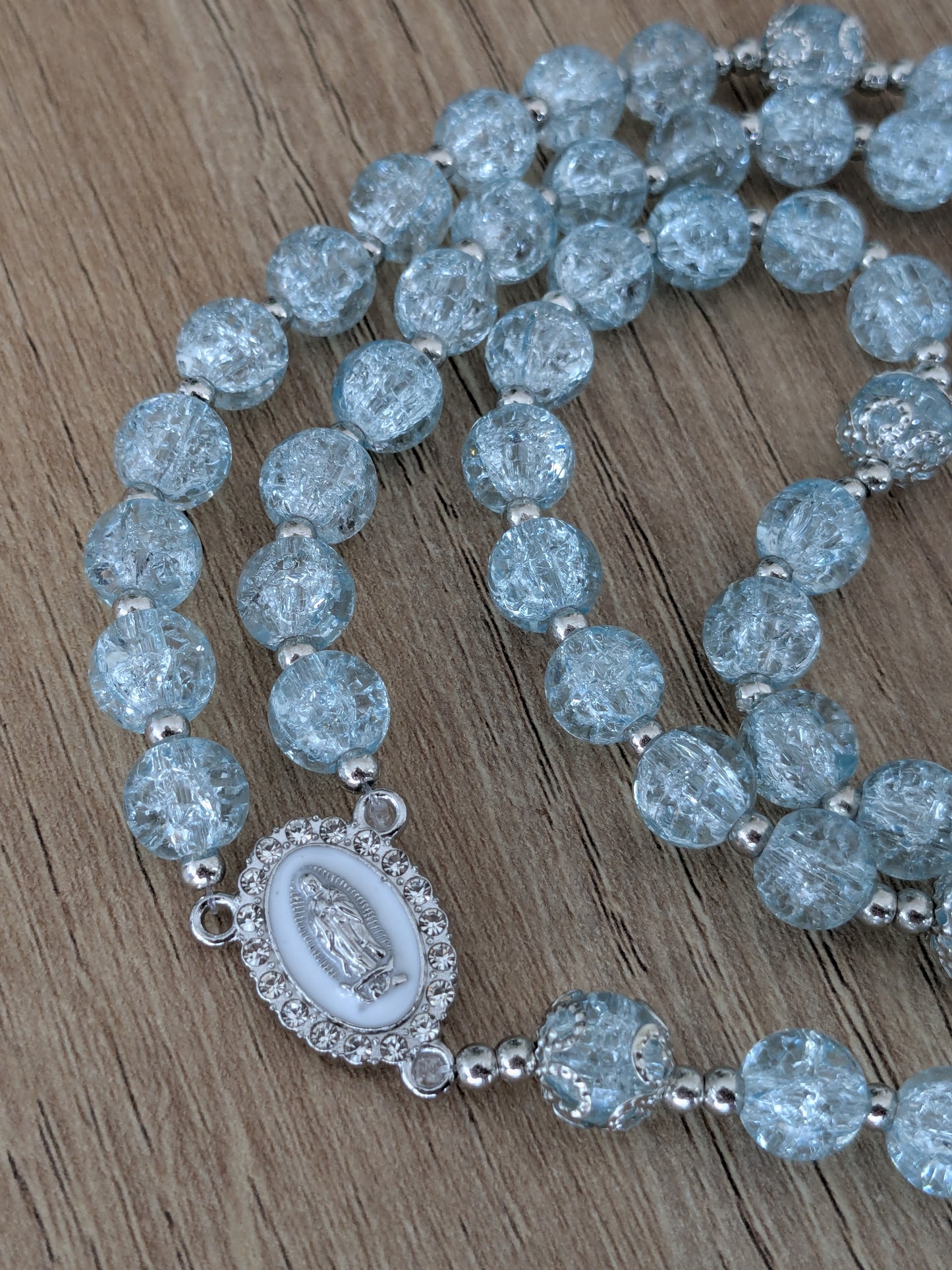 Chapelet en verre bleu ciel