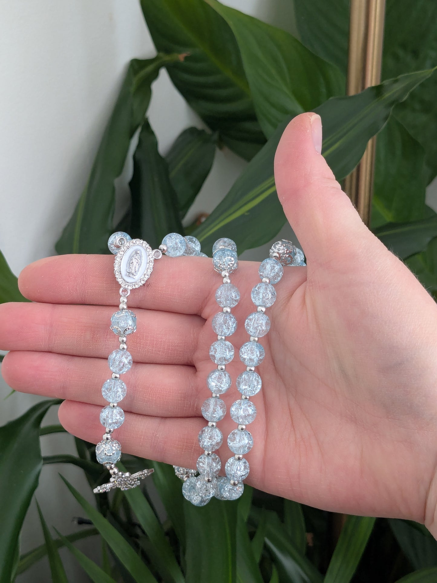 Chapelet en verre bleu ciel