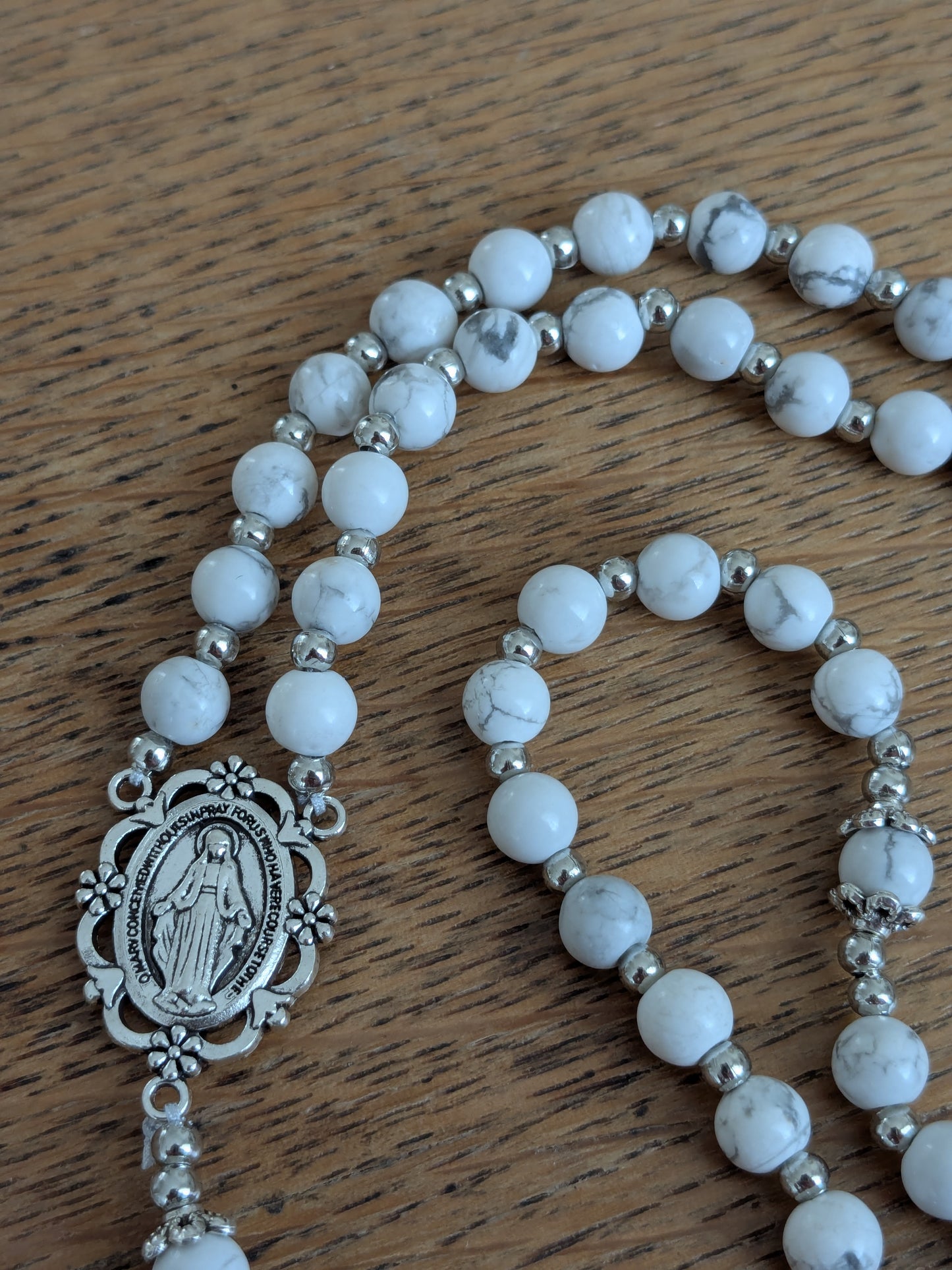 Petit chapelet en Howlite blanche