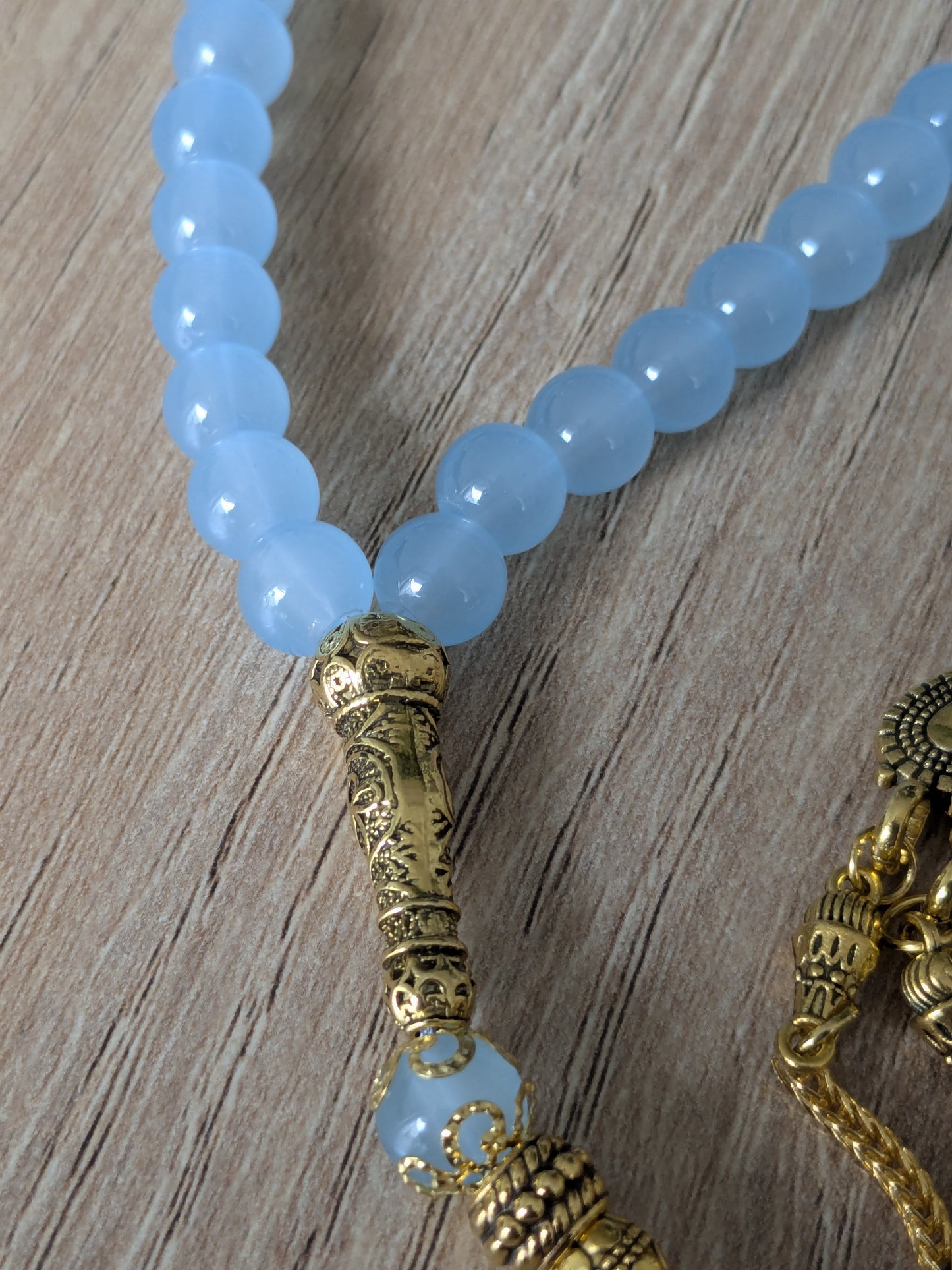 Petit misbaha en verre bleu glacier